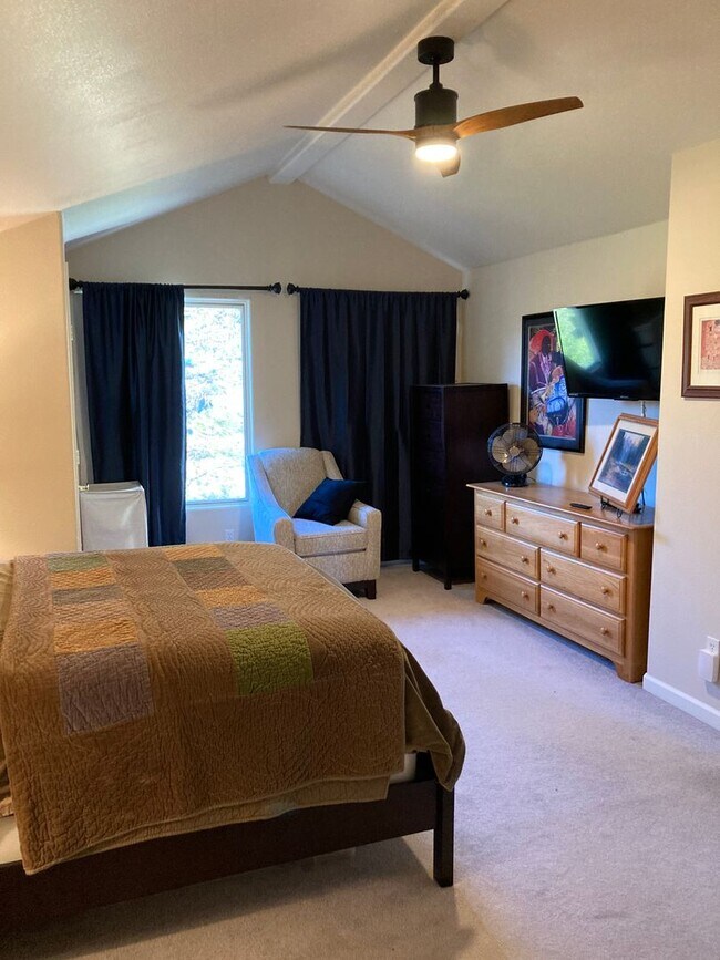 Building Photo - Bright and updated 3 bedroom with loft, In Unit Washer & Dryer, Large windows