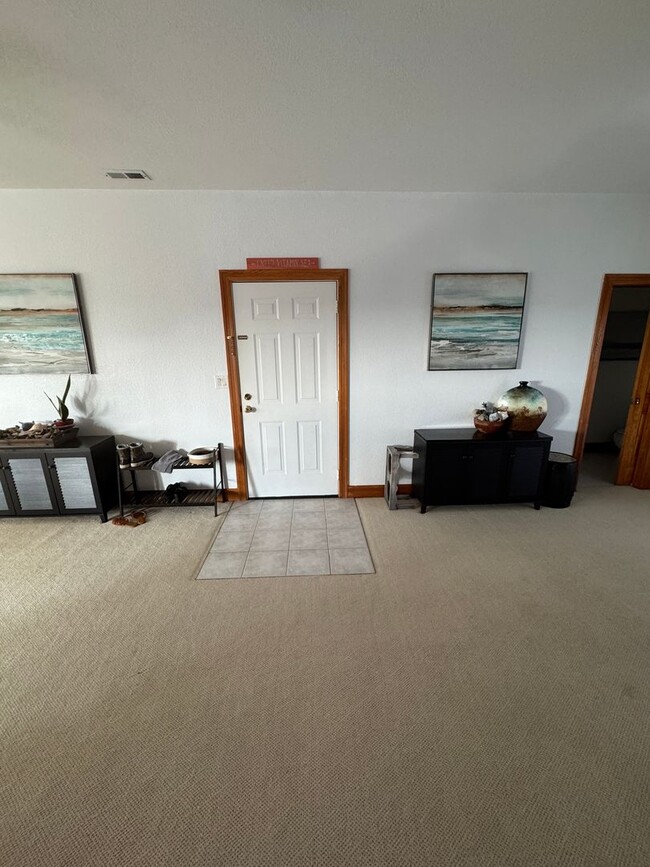 Building Photo - Top Floor Condo with Stunning Sound Views