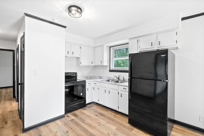 Building Photo - 338 Woodale Dr