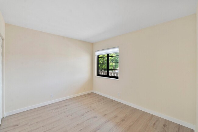 Building Photo - 126 S Cypress Rd