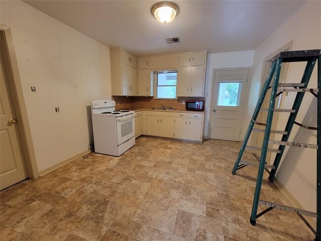 Building Photo - 411 W Mansfield St