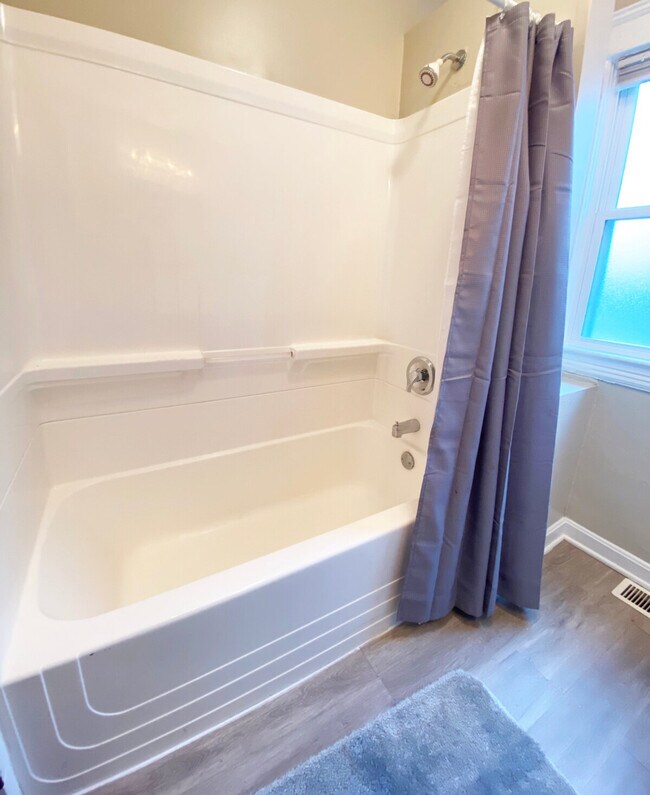 Building Photo - 1520 Maple Rd