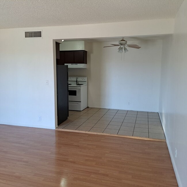 Building Photo - 595 N Royal Crest Cir