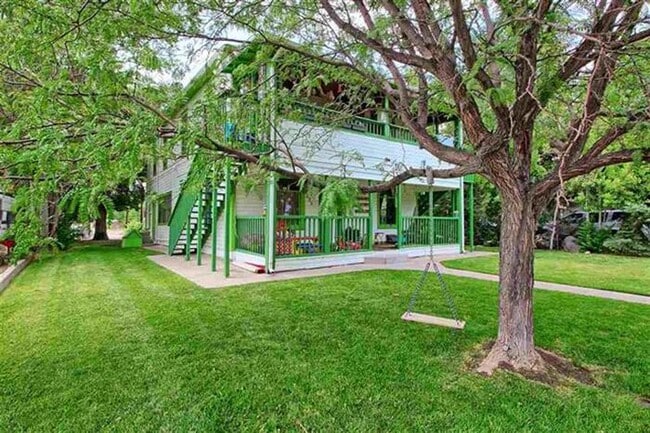 Building Photo - Charming 2-Bedroom Victorian Unit in the H...