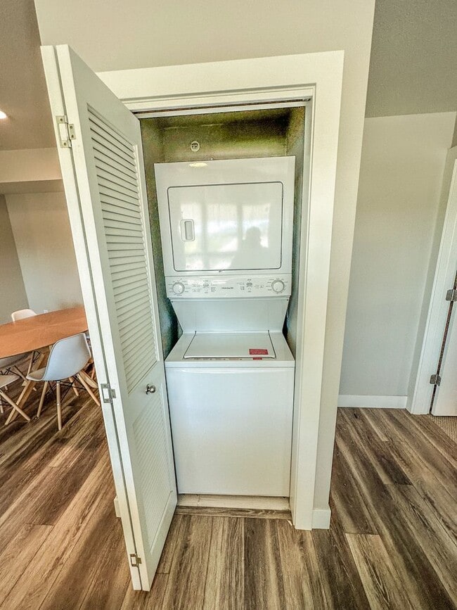 Building Photo - Beautiful "Like New" Large 2Bd 2Ba condo W/ amazing views of the flatirons!