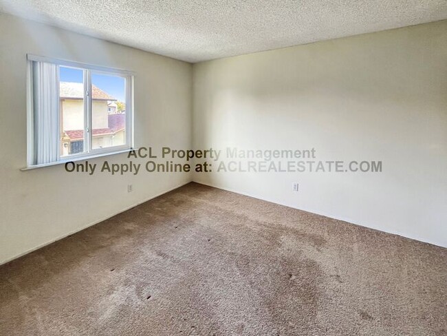 Building Photo - Spacious & Upgraded 4-Bedroom Townhouse in...