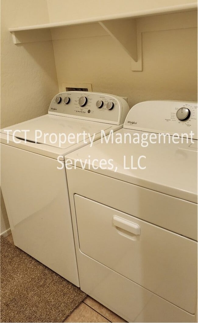 Building Photo - Beautiful 3 Bedroom Townhome Gated Gilbert Community!