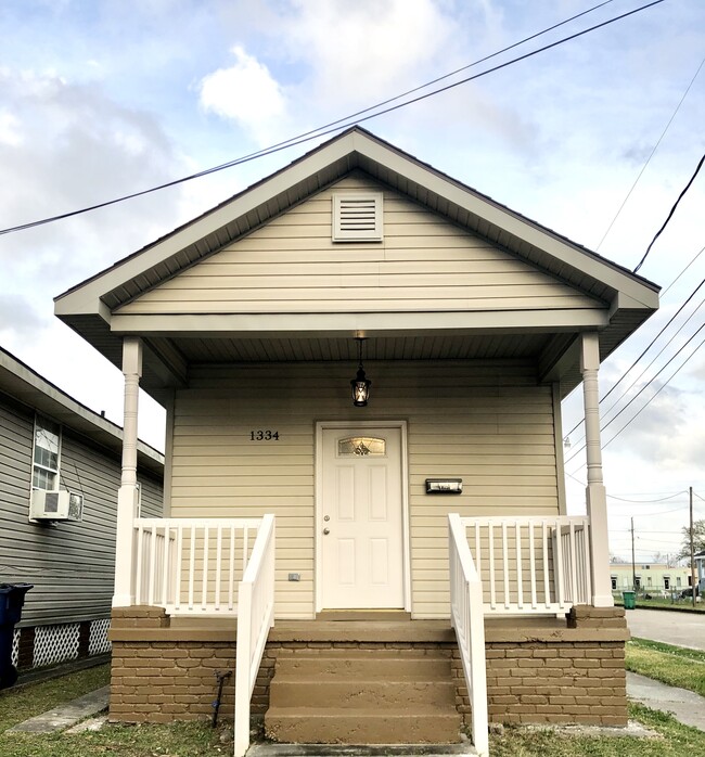 Primary Photo - 1334 Monroe St