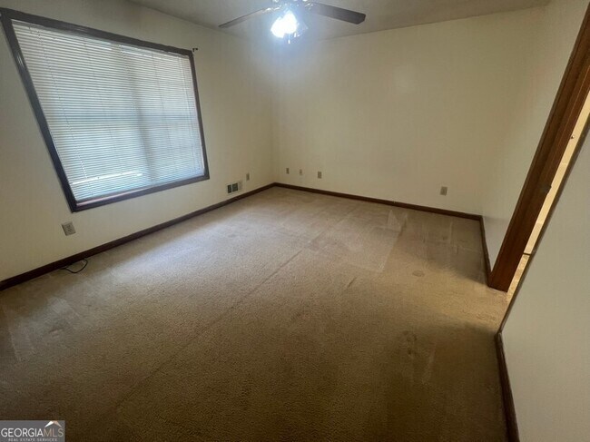 Building Photo - 986 Locust Dr NE