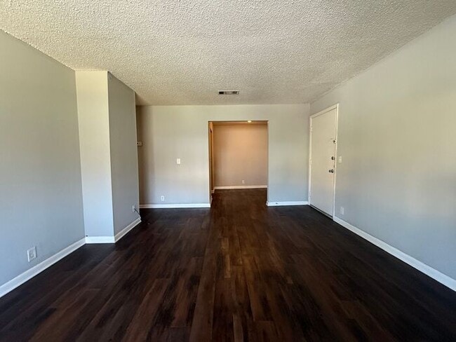 Building Photo - 1 Bed/ 1 Bath Condo!  Harding / Southern Hills Area!  Pets ok!