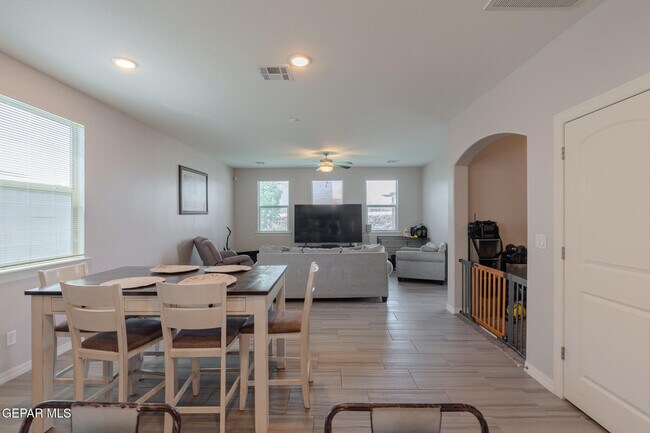 Building Photo - 305 Del Palmar