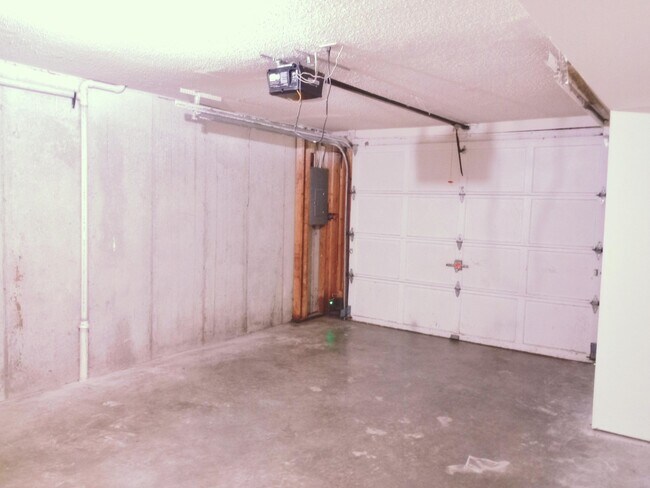 Building Photo - 1121 S Roseta Ave