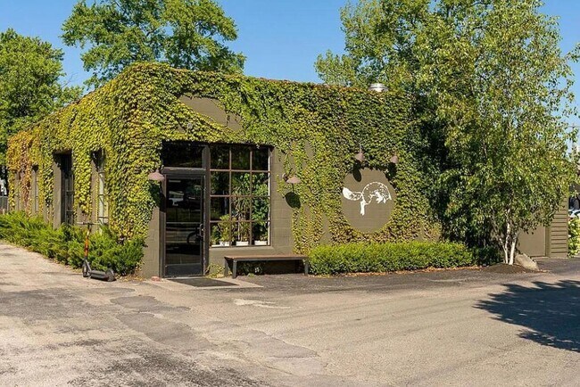 Building Photo - 5 BEDROOMS + 2.5 BATHROOMS + 3 FREE OFF-ST...