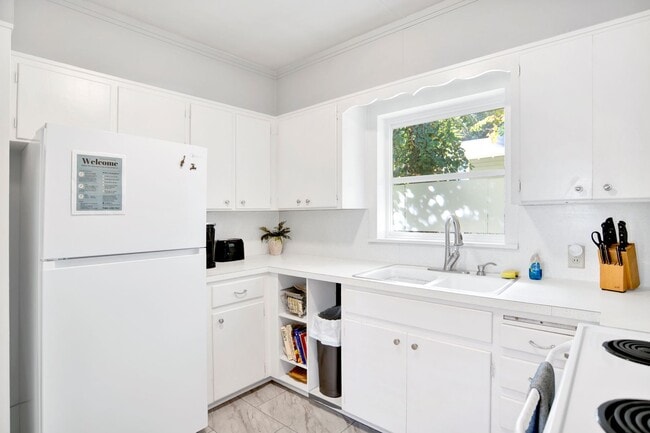 Building Photo - Vintage East Hill Mid-Century Home