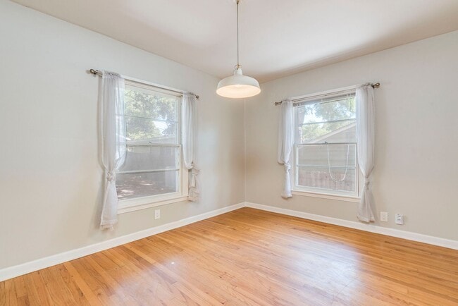 Building Photo - 3302 Hemlock-