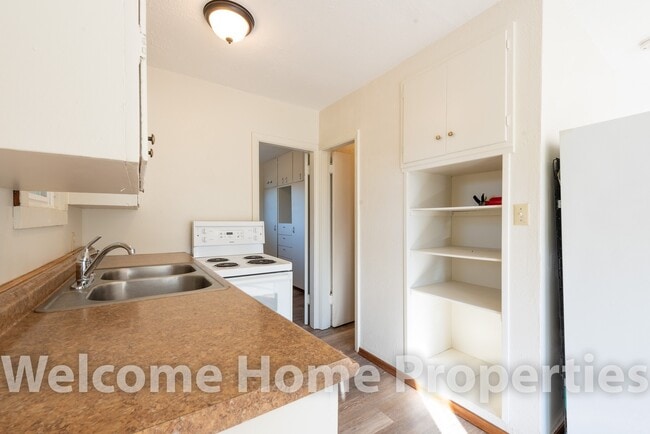 Building Photo - Cozy Clean and Quiet Home with Yard & Offi...