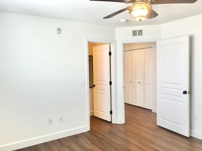 Building Photo - Beautifully Upgraded & Appointed End Condo...