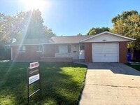 Building Photo - 3 Bedroom, 1 Bath Home with 1 car attached...