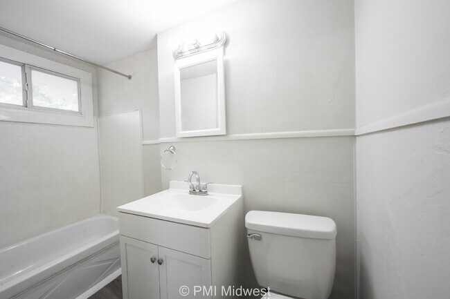 Building Photo - Charming 2-Bed, 2-Bath Duplex in Indianapolis