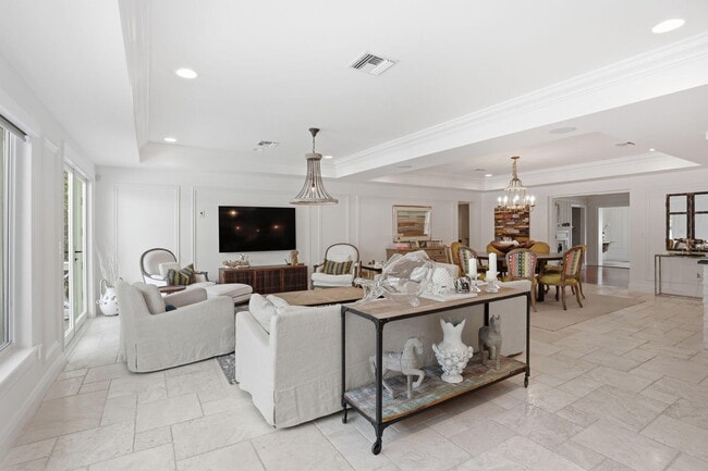 Building Photo - 309 NE 8th Ave