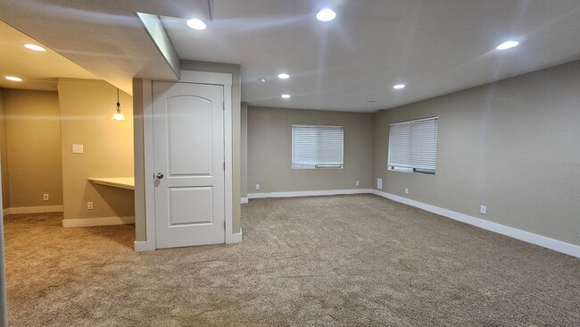 Building Photo - 2718 N Elm Dr