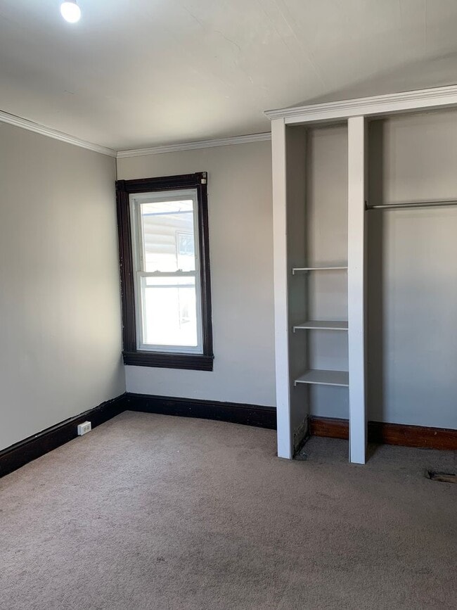 Building Photo - Spacious single family home with 3 beds/2 ...