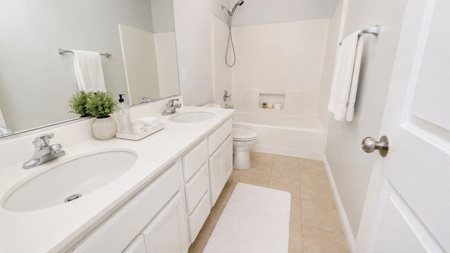 Building Photo - Stunning 4-Bed, 2.5-Bath Home with Outdoor Oasis in Riverside