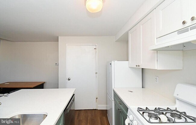 Building Photo - 1554 N Lawrence St