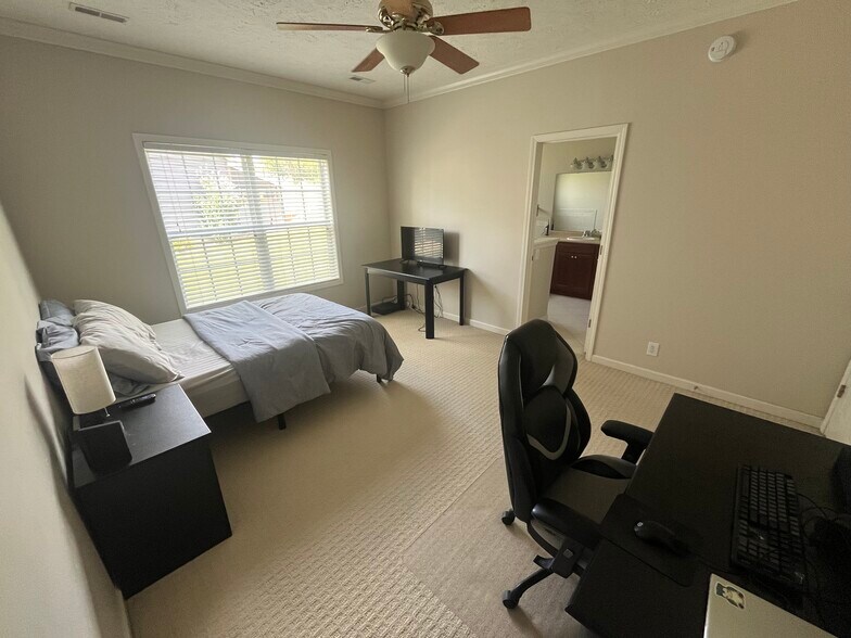 Building Photo - 2234 Sandpiper Ct N