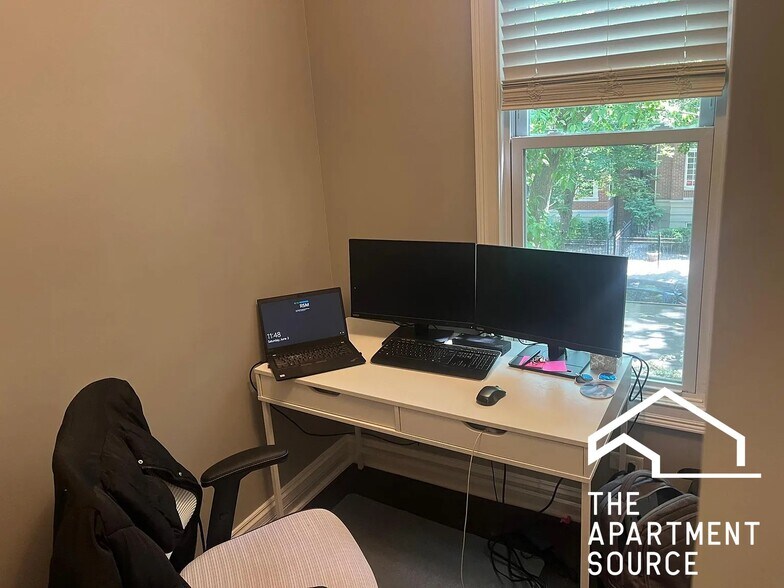 Building Photo - 2732 N Wilton Ave