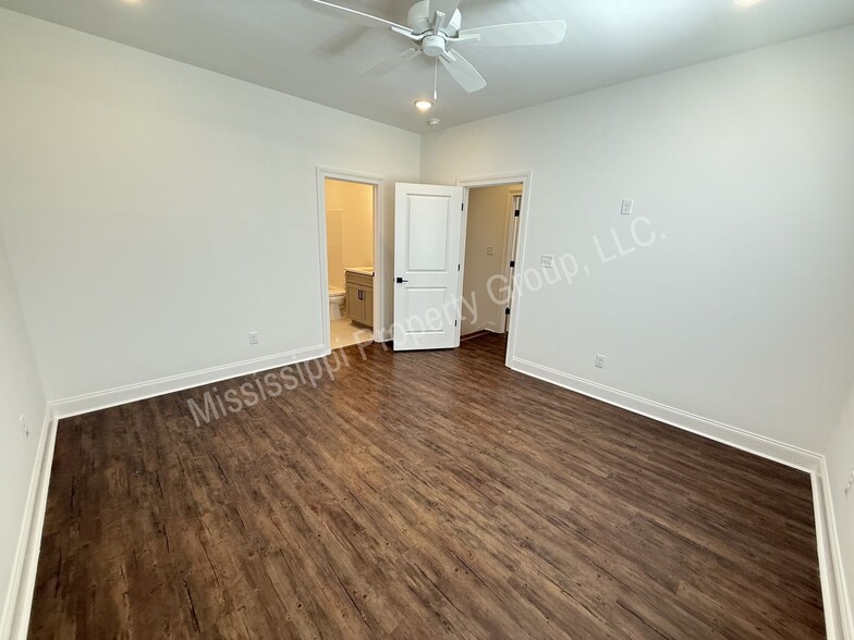 Building Photo - 620 Cottage Grv Cir