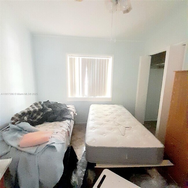 Building Photo - 1830 NE 175th St