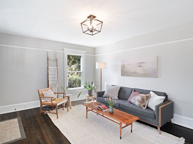 Building Photo - Gorgeous, updated 3-bdr Vernon bungalow w/...