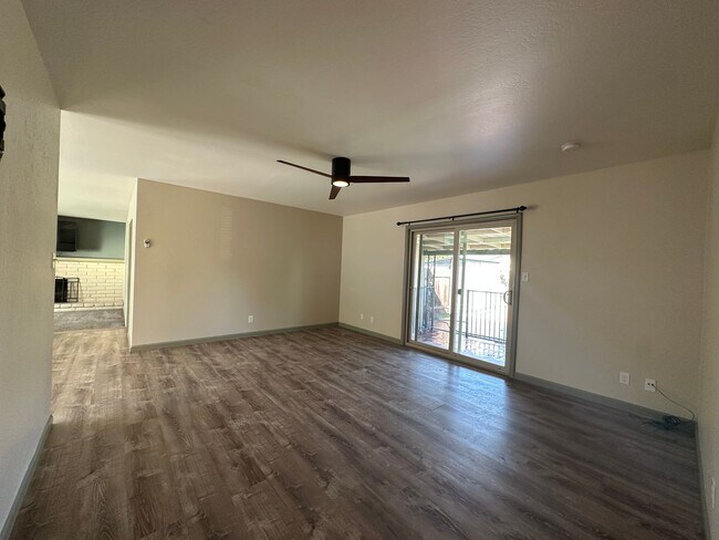 Building Photo - SE Visalia home with pool coming soon! All utilities included