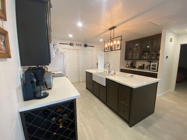 Building Photo - 3045 Palisades Dr