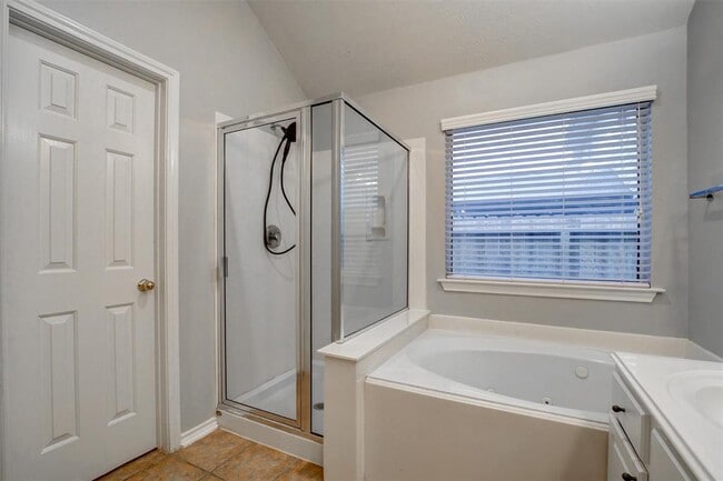 Building Photo - 12130 Piney Bend Dr