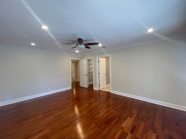 Building Photo - 1624 Oakmont Cir