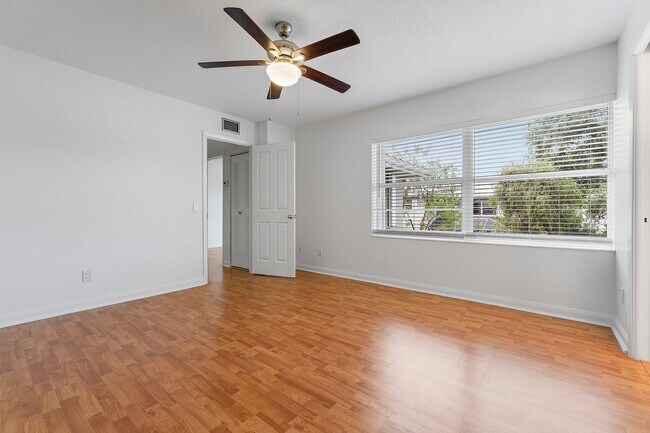 Building Photo - 2406 SW Danbury Ln