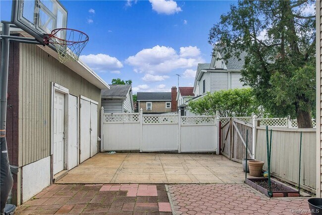 Building Photo - 520 River Ave