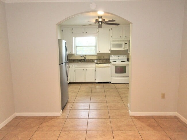 Building Photo - Adorable 2-bedroom/1-bath Duplex in Rosedale