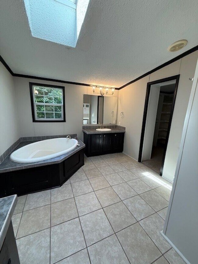 Building Photo - Available Now Spacious 3 Bedroom Home on P...