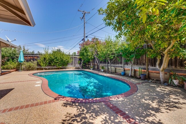 Building Photo - Excellent 3 Bedroom 2 Bath In A Great Neig...