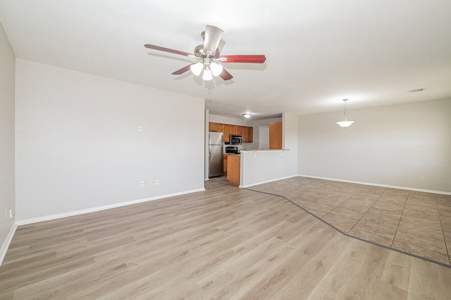 Building Photo - 1933 Creekridge Dr