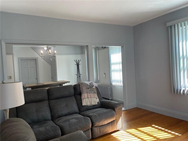 Building Photo - 11 Isabella Ave