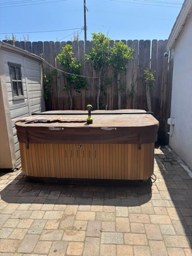 Building Photo - Remodeled 3 Bed 3 Bath House with Jacuzzi ...