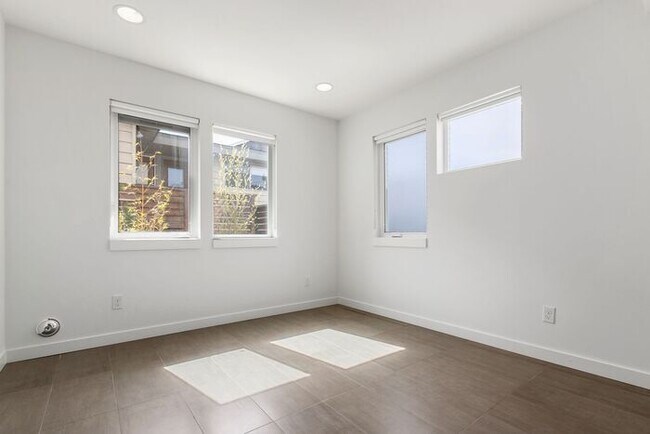 Building Photo - Stunning Modern Air-Conditioned in Coveted...