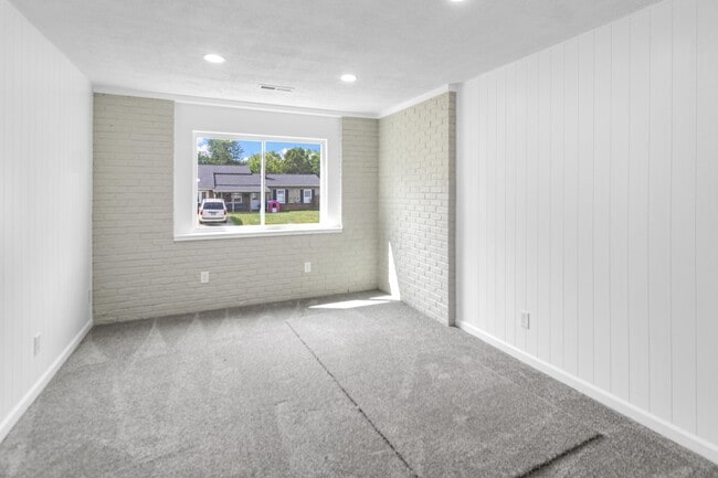 Building Photo - 261 Sunset Dr S