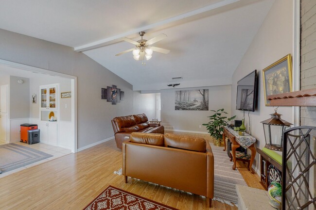 Building Photo - Available Mid-June | 3 Bedroom Arlington H...