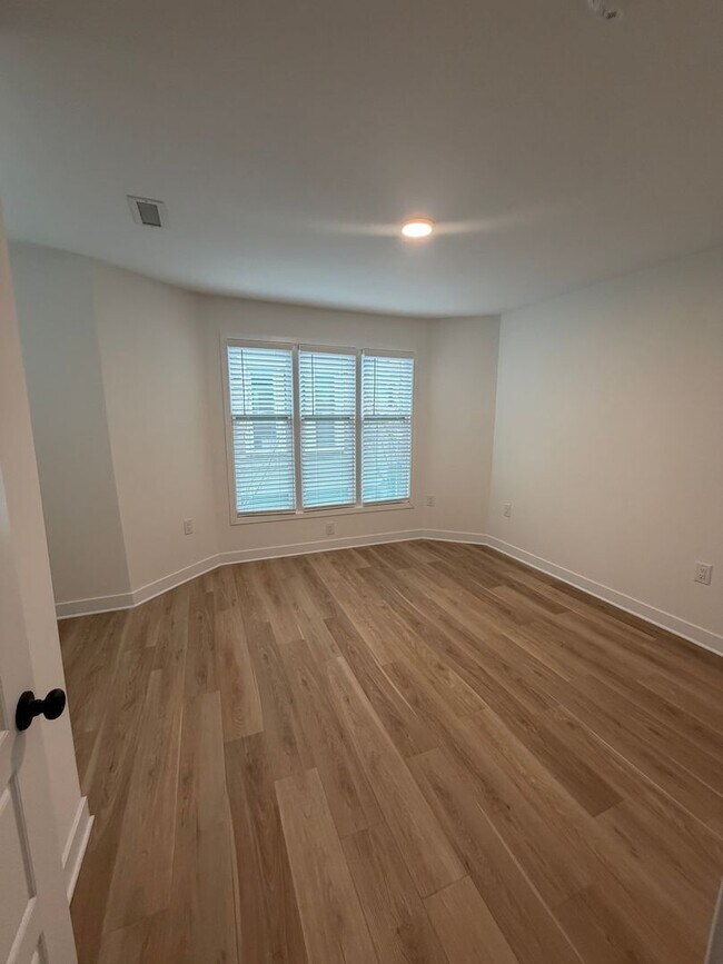 Building Photo - Spacious 2 bedroom Condo Uptown Charlotte  .( 500.00 off if you Move in by May 1, 2026)