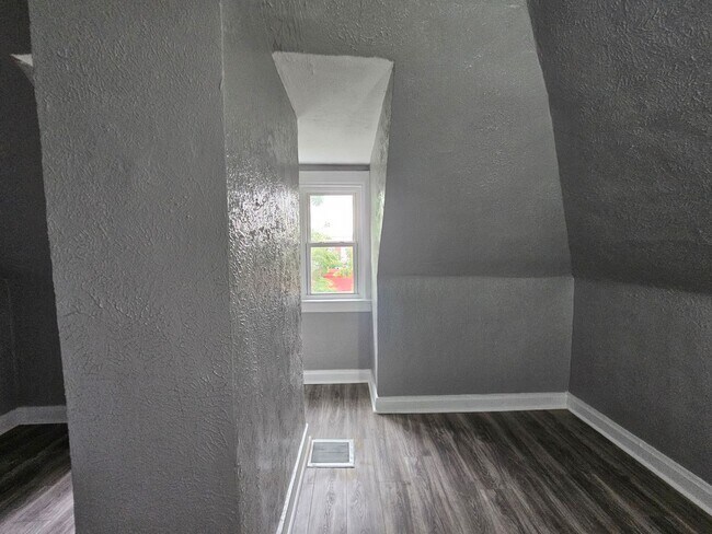 Building Photo - Fully updated 3 Bedroom 1 Bath Apartment for rent in Beechview!